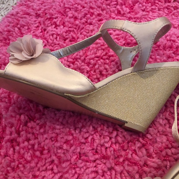 Shiny Wedge sandal - Picture 3 of 5